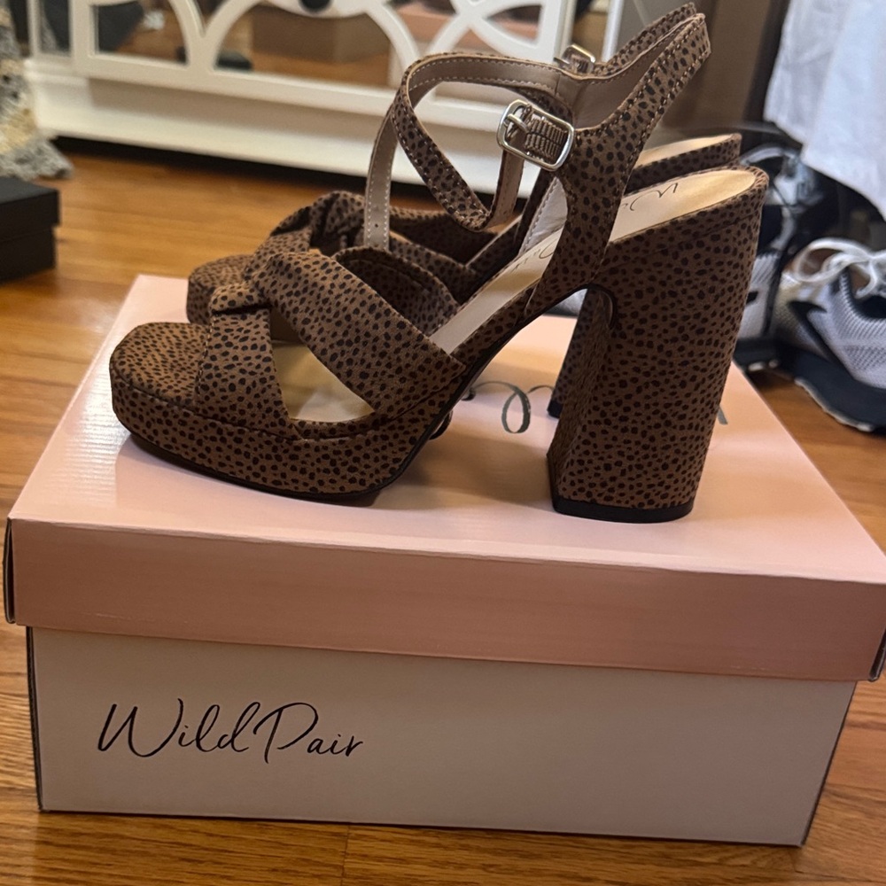 NIB Women’s Wild Pair leopard heels size 6